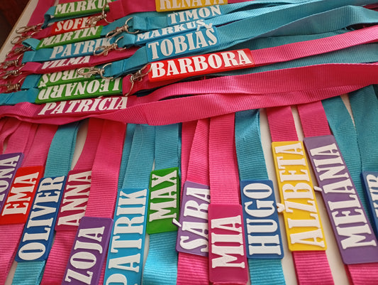 Šnúrky na krk s menom